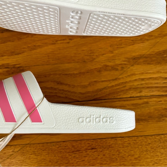 Adidas Slides Women’s 6 White Pink Adilette Aqua Sandals Casualwear Footwear New - Picture 5 of 6